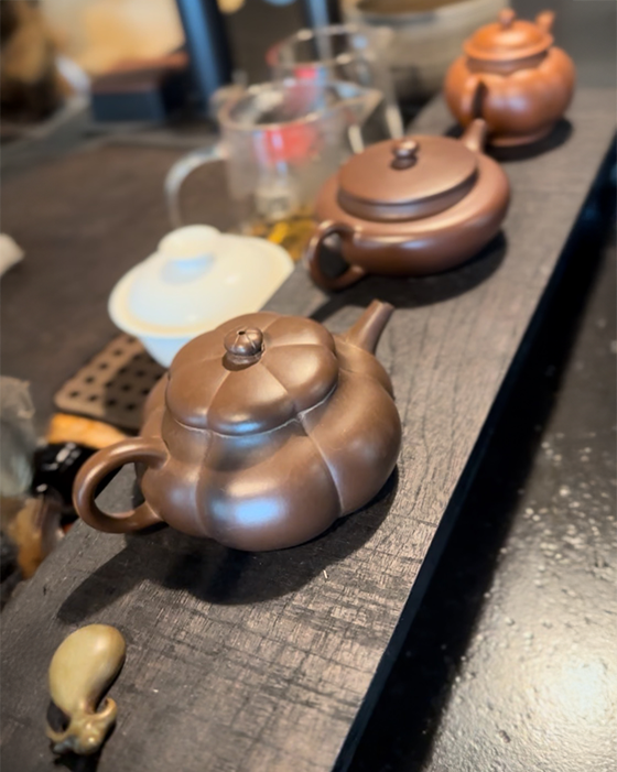TEA PORT 차 전문 카페 내부 전경. 아늑한 인테리어와 차를 즐기는 공간이 보입니다.